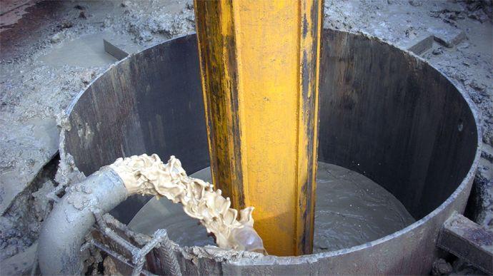 tremie pipe displacing drilling slurry during bored pile concrete placement