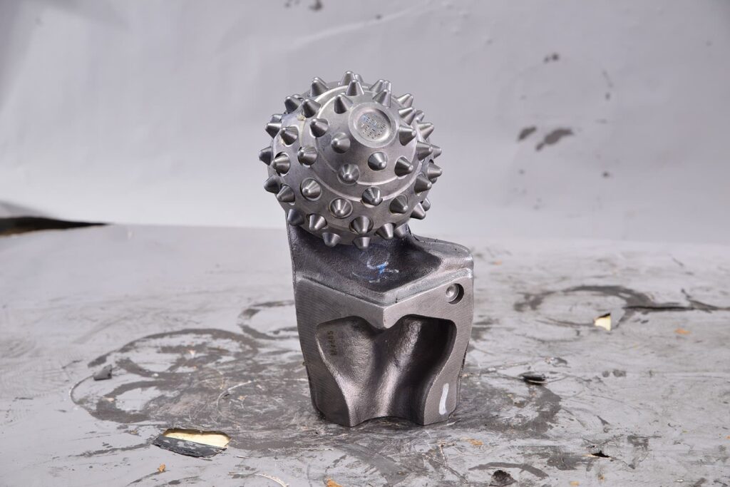 Roller bit for hard rock 
